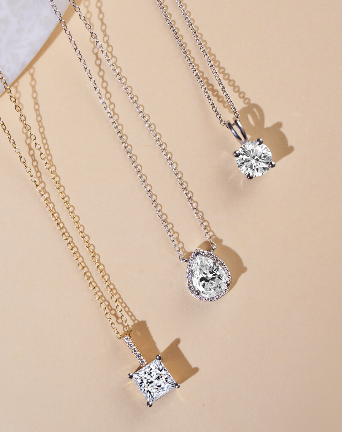 Diamouré: Valentine’s Day Necklaces as the Ultimate Gift for Your Beloved