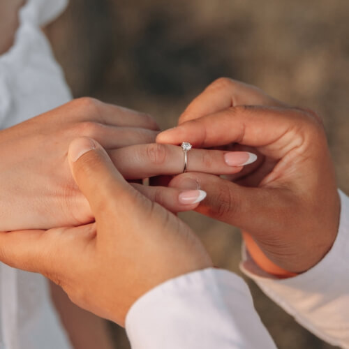 Engagement Rings vs. Promise Rings: The Ultimate Comparison