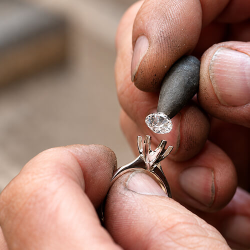 4-Prong vs 6-Prong: Which Setting is Better for Engagement Rings?